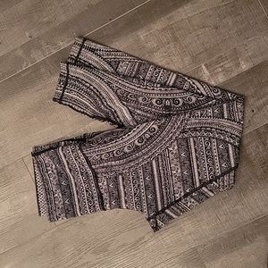 EUC Lululemon Wunder Under rare mandala pattern, size 10